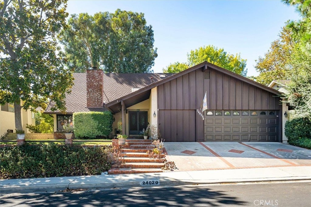 24020 Avenida Crescenta