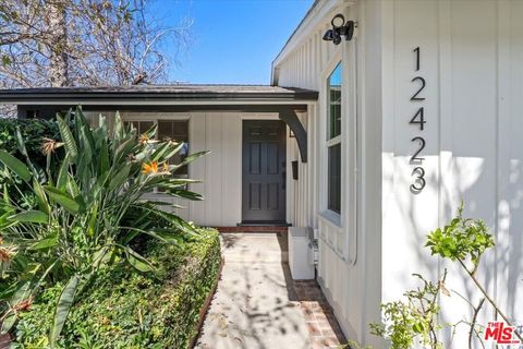 Photo of 12423 Martha Street, Valley Village, CA 91607 (MLS # 26658703)