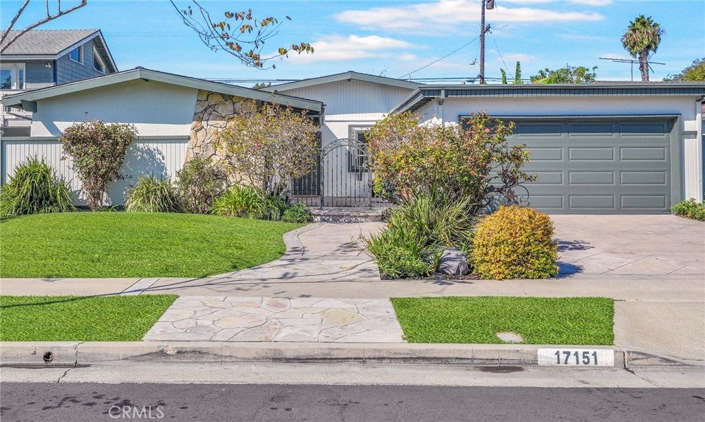 Photo of 17151 Treehaven LN, Huntington Beach, CA 92647 (MLS # OC26194058)