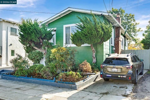 Photo of 985 39 Street St, Oakland, CA 94608 (MLS # 41147046)