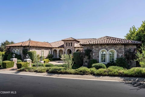 Photo of 98 Queens Garden Drive, Thousand Oaks, CA 91361 (MLS # 226004698)