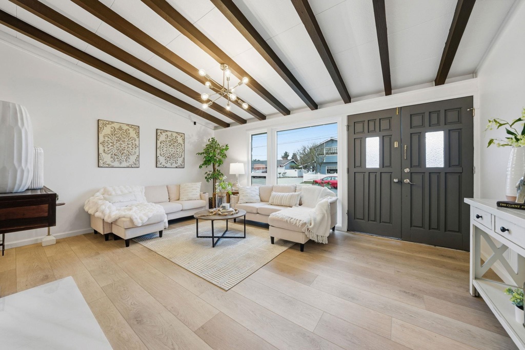 24768 24768 Mango St