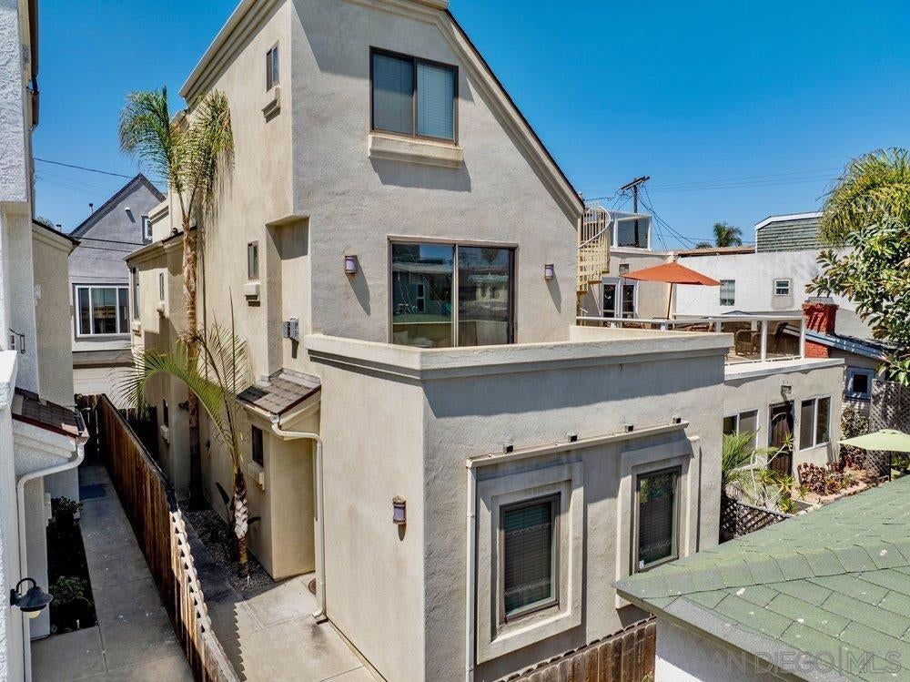 818 Queenstown Court CT