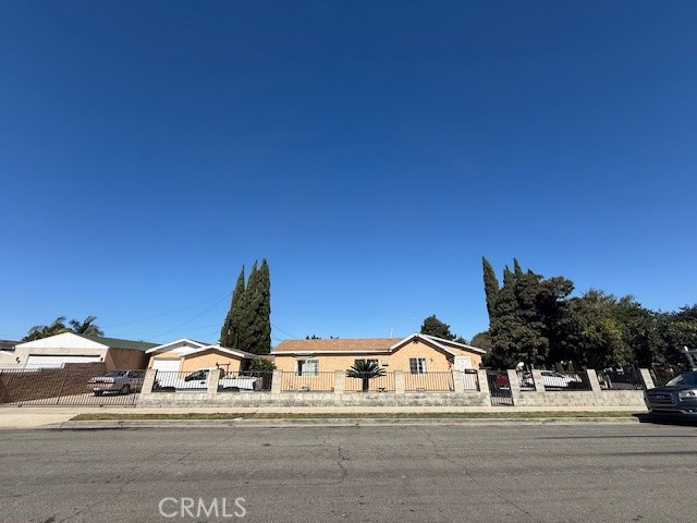 Compton Classic with Potential!
Don't miss out on this fantastic opportunity! This single-family residence is situated on a spacious corner lot totaling over 7,150 square feet, offering incredible outdoor space and excellent parking. Located in a decent neighborhood, this property is a solid foundation that needs a little love and vision to truly shine.