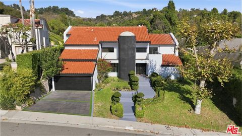 Photo of 2846 Royston Place, Beverly Hills, CA 90210 (MLS # 25612963)