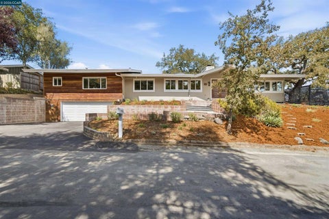Photo of 16 Ridge Ln LN, Orinda, CA 94563 (MLS # 41148968)