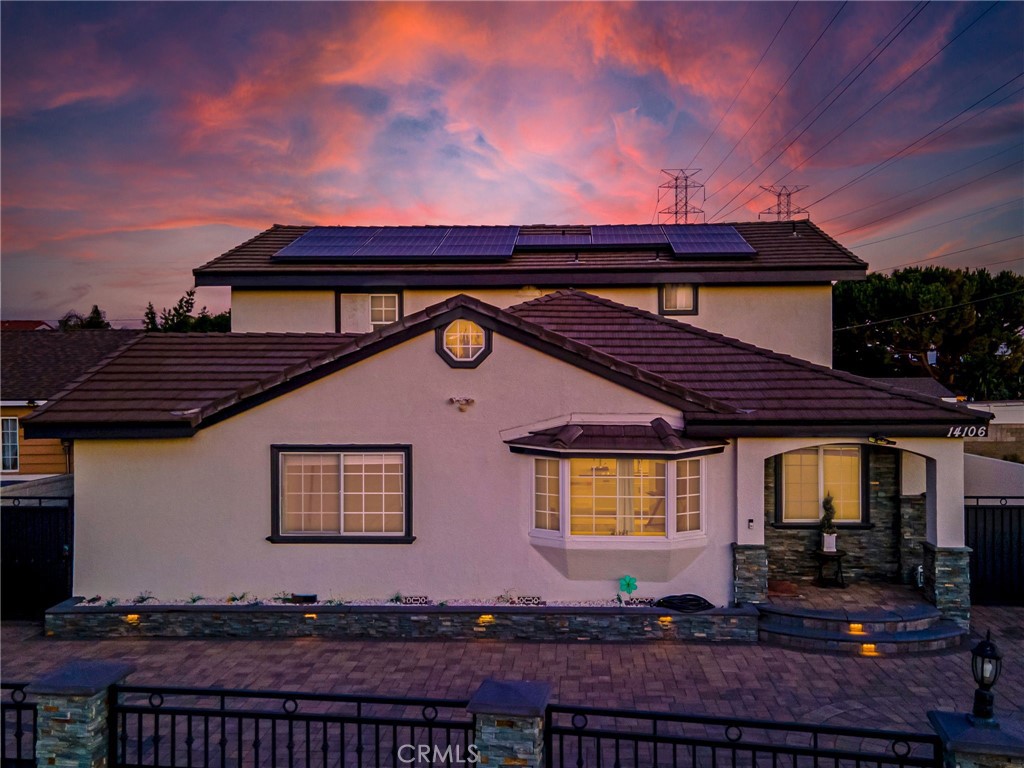 Two detached dwellings on one lot in Arleta: a 5-bedroom, 3.5-bath main home and a separate permitted 2-bedroom, 1-bath ADU, each with private entry and full living facilities. The main residence also features a bonus room suitable for use as an office or additional common area. Designed for flexible living, this property is ideal for owner-occupants looking to offset their mortgage while maintaining privacy and space. Previously configured into three separate units, the property retains many of the original utility and access connections, allowing for future flexibility. A custom paver driveway and large front yard provide ample parking for multiple vehicles, trailers, or equipment. Located near parks, schools, and major commuter routes, Arleta is a strong residential community that's walkable with commuter convenience.
________________________________________________________________________________________________________________________
Dos viviendas independientes en un solo lote en Arleta: una casa principal de 5 habitaciones y 3.5 baños, y una ADU permitido independiente de 2 habitaciones y 1 baño, cada una con entrada privada y todas las comodidades completas. La residencia principal también cuenta con una sala adicional que puede utilizarse como oficina o área común adicional. Diseñada para una vida flexible, esta propiedad es ideal para propietarios que desean reducir su hipoteca mientras mantienen privacidad y espacio. Anteriormente configurada como tres unidades separadas, la propiedad conserva muchas de las conexiones originales de servicios y accesos, lo que permite flexibilidad futura. El patio delantero amplio y el camino de entrada con adoquines personalizados ofrecen estacionamiento generoso para múltiples vehículos, remolques o equipo. Ubicada cerca de parques, escuelas y rutas principales de transporte, Arleta es una comunidad residencial sólida, caminable y conveniente para los que viajan diariamente.