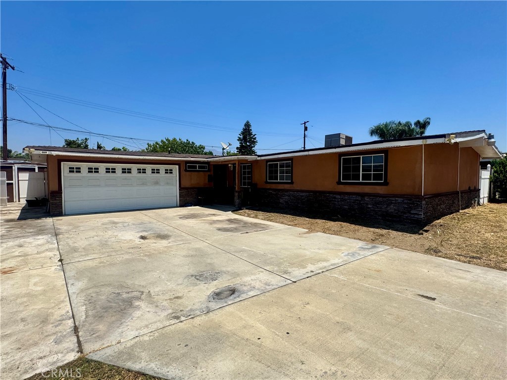 BIG LOT FOR ADU!!! Charming 4 bedroom 2 bath home in beautiful North Pomona. Remodeled kitchen is open to the living room, perfect for entertaining. Bedrooms are very spacious one bedroom completely separate from the other 3 for extra privacy. The french doors allow lots of natural sunlight leading you to the large backyard with a built in bbq island great for all your gatherings! Driveway fits up to 4-6 cars easily. Just minutes to major freeways 10, 60, & 57. Short minutes away to Montclair Plaza and Ontario International Airport. Great location and opportunity, don't miss out!