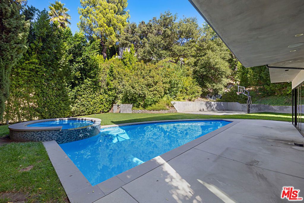 Photo of 11200 DONA LOLA Drive, Studio City, CA 91604 (MLS # 25608921)