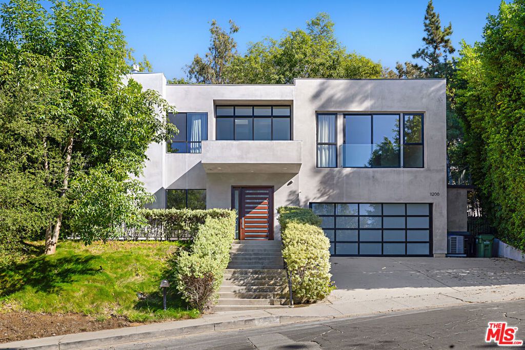 Photo of 11200 DONA LOLA Drive, Studio City, CA 91604 (MLS # 25608921)