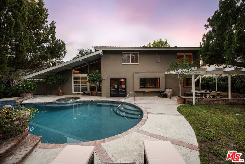 Photo of 5320 Orrville Avenue, Woodland Hills, CA 91367 (MLS # 25571469)