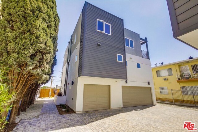 Brand New Construction! Luxurious Townhome in Prime Hollywood Location. Chic and Stylish, this Modern masterpiece features a fantastic kitchen with top-of-the-line stainless steel appliances, which opens to large, open, bright and airy living room perfect for entertaining. Gorgeous laminate wood flooring throughout. Ultra Luxurious bathrooms feature stunning custom tiles and beautiful fixtures. 4 brand new townhomes for lease, and pictures depicted may be of this unit, or another unit in complex.