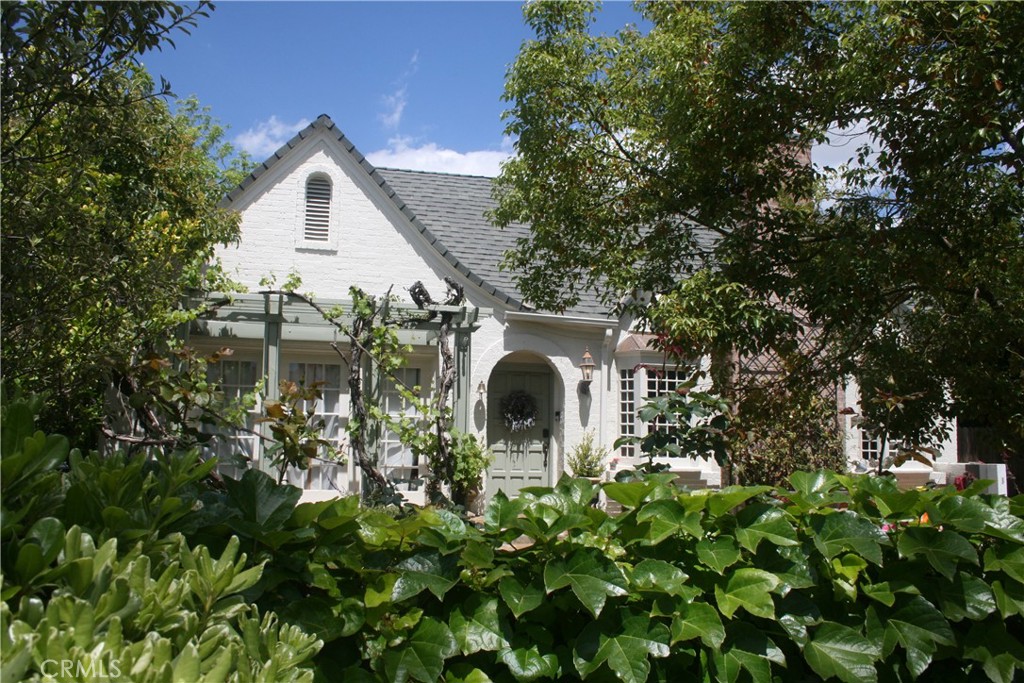 2421 N Heliotrope Drive