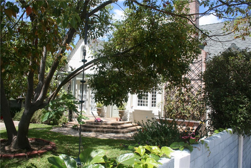 2421 N Heliotrope Drive