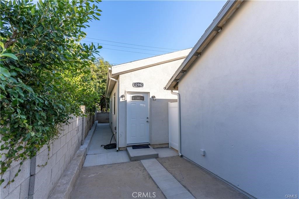 Brand new beautifully remodeled 2 bed/2bath/ 950 sqft ADU located in a peaceful cul-de-sac street. All appliances included, recessed lighting, central A/C & heat, private front yard and private driveway, washer/dryer in unit. Tenant pays power & gas. Water and trash bill is included in the rent.
