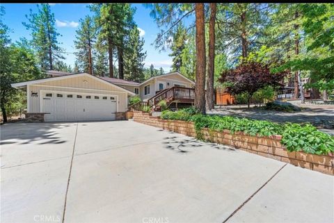 Photo of 1713 Twin Lakes Dr, Wrightwood, CA 92397 (MLS # CV25267001)