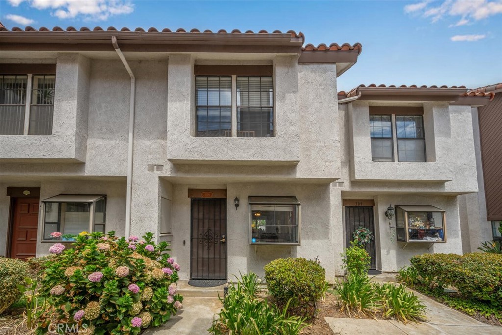 2 Bedroom, 2.5 Bath Townhome in Placentia Lakes. Located in the private gated community of Placentia Lakes within the Placentia-Yorba Linda School District, this two-bedroom, two-and-a-half-bath townhome offers a desirable floor plan and community amenities. The updated kitchen includes modern counters, tile backsplash, ample cabinetry, and generous counter space. The main level features a separate dining area, living room with bamboo flooring, fireplace, wet bar, and a downstairs half bath. The outdoor patio provides pool views and includes a laundry closet. The community’s landscaped streams and walkways are located just steps away. The primary bedroom offers vaulted ceilings, two closets, balcony with pool views, and an en-suite bathroom with vanity, one sink, and walk-in shower. The secondary bedroom is also well-sized and an additional secondary full bath. Additional features include a one-car garage and two uncovered parking spaces with passes. Community amenities include pools, spas, sauna, tennis courts, pet relief areas and landscaped grounds.