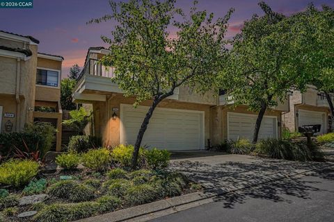 Photo of 2042 Lost Lake Pl PL, Martinez, CA 94553 (MLS # 41134178)