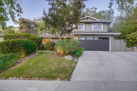 Photo of 20619 Martha St, Woodland Hills, CA 91367 (MLS # SR26058592)