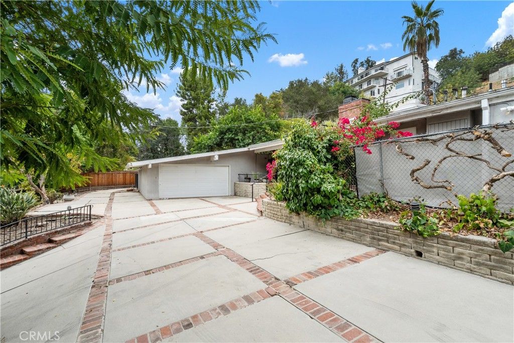 Photo of 5111 San Feliciano Dr, Woodland Hills, CA 91364 (MLS # SR25227777)