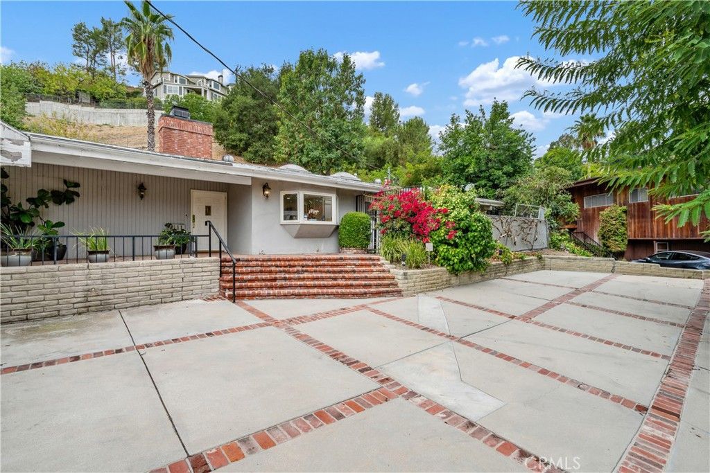 Photo of 5111 San Feliciano Dr, Woodland Hills, CA 91364 (MLS # SR25227777)