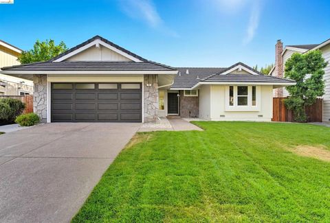 Photo of 11 Paddock ct Ct, Pleasant Hill, CA 94523 (MLS # 41132581)