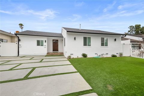 Photo of 18015 Collins, Encino, CA 91316 (MLS # SR26030563)