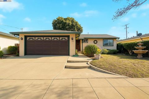 Photo of 828 Bluefield Ln Ln, Hayward, CA 94541 (MLS # 41112719) Photo of 828 Bluefield Ln Ln, Hayward, CA 94541 (MLS # 41112719)