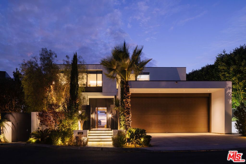 Photo of 1305 Collingwood Place, Los Angeles, CA 90069 (MLS # 25597515)