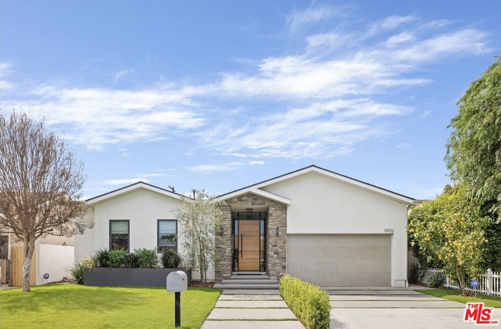 Photo of 13932 Otsego Street, Sherman Oaks, CA 91423 (MLS # 26870597)