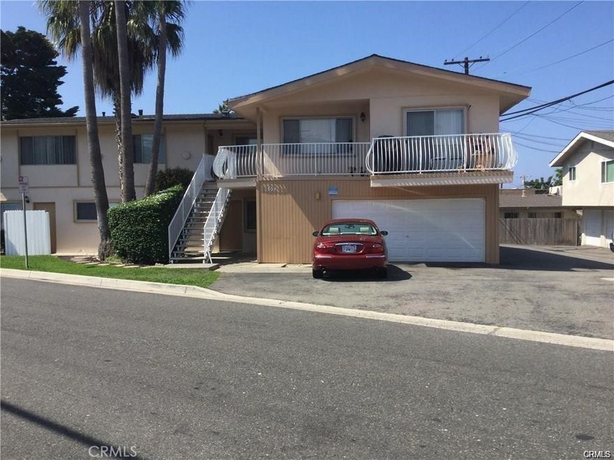 Ground level unit, vinyl flooring, gas cooktop and oven, private patio, good size bedroom, 1 car garage, coin-op laundry, just 2 blocks to beach & shopping.
