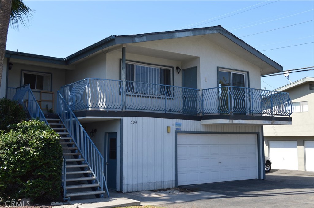 Ground level unit, good size bedroom, 1 car garage, just 2 blocks to beach & shopping.