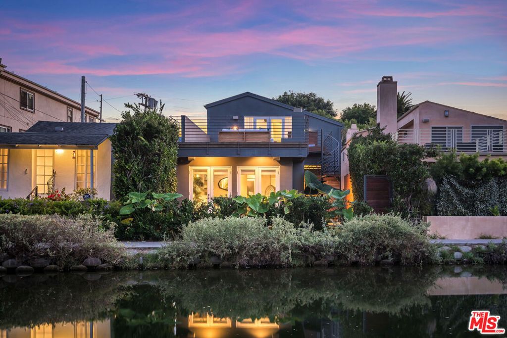 Photo of 3001 Grand Canal Walk, Venice, CA 90291 (MLS # 25482509)