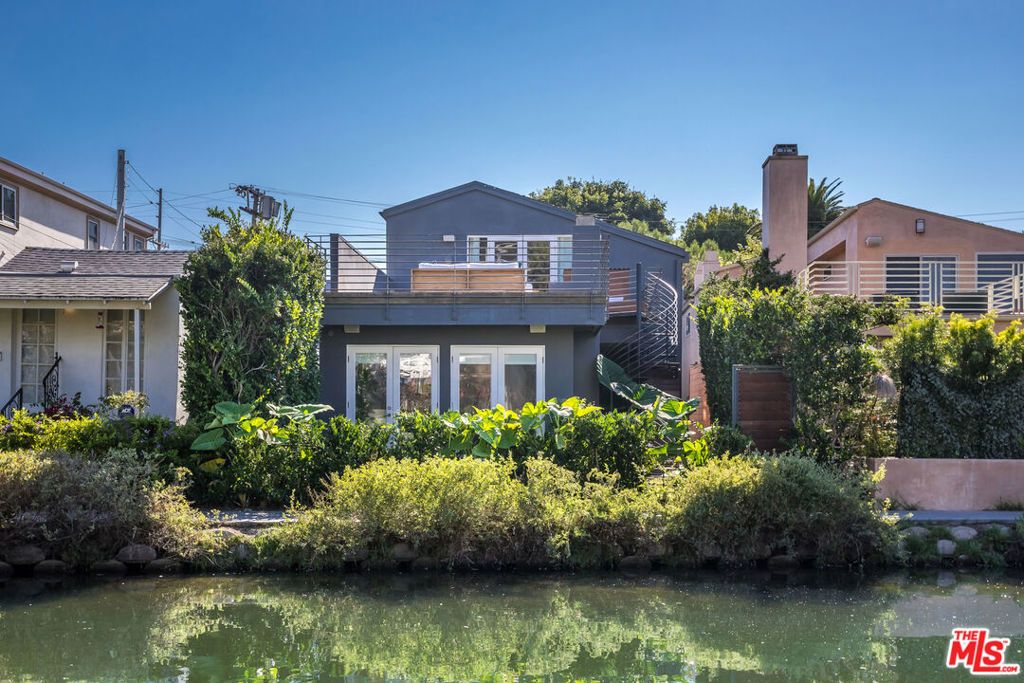 Photo of 3001 Grand Canal Walk, Venice, CA 90291 (MLS # 25482509)
