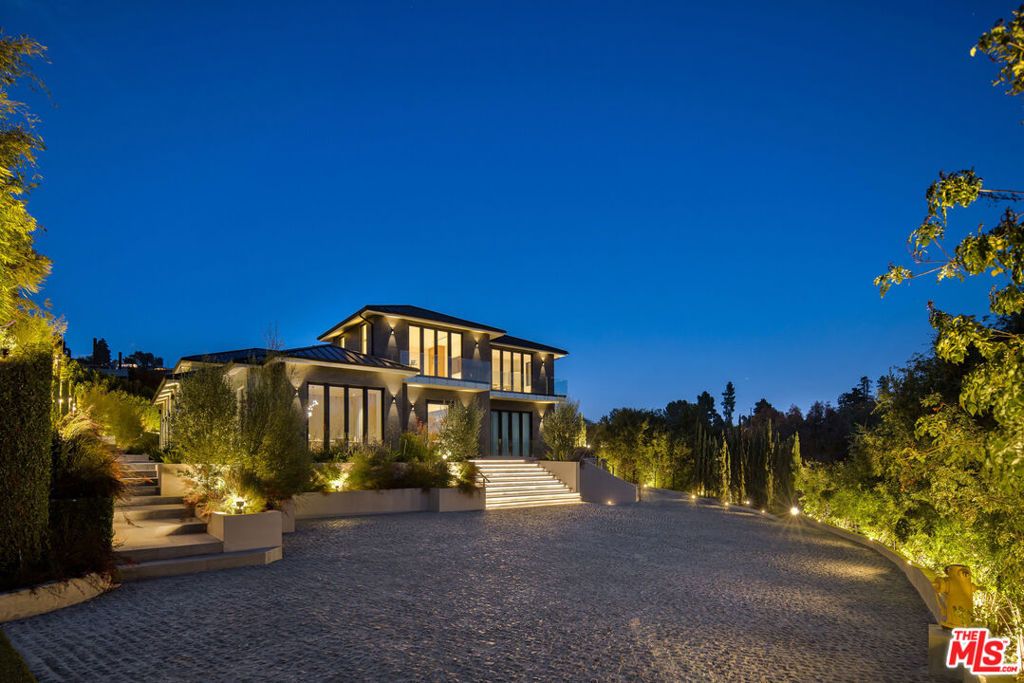Photo of 822 N Kenter Ave, Los Angeles, CA 90049 (MLS # 25595863)