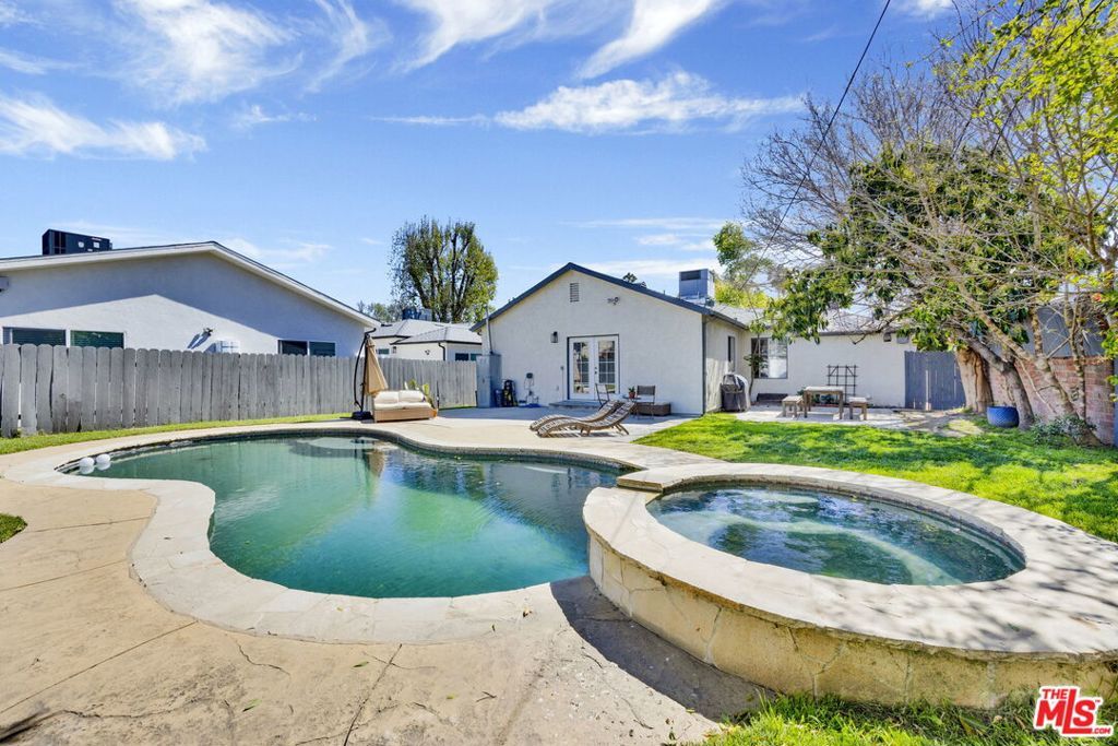 Photo of 15513 Cohasset Street, Van Nuys, CA 91406 (MLS # 26661595)