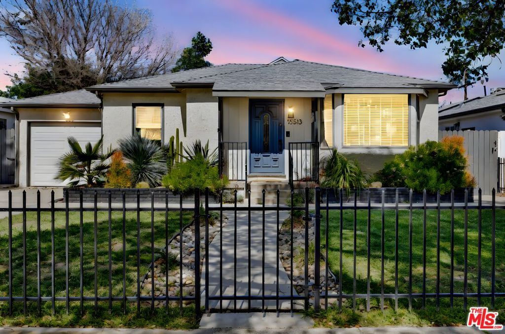 Photo of 15513 Cohasset Street, Van Nuys, CA 91406 (MLS # 26661595)