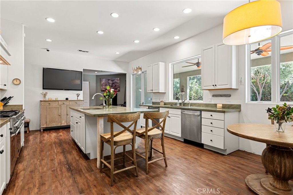 Photo of 5150 Gloria Avenue, Encino, CA 91436 (MLS # SR25234608)