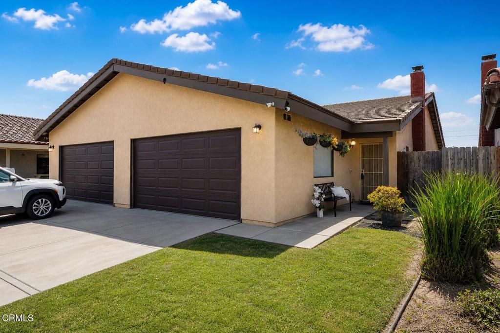 Photo of 220 Elizabeth Court, Santa Paula, CA 93060 (MLS # V1-35888)