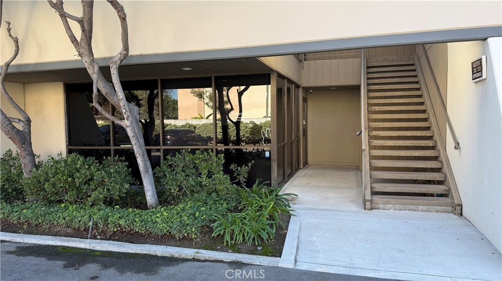 Jamboree Business Center – 2691 Richter Ave, Suite 132, Irvine, CA
Well-kept 486 sq. ft. office suite in a professionally managed business park. The space features a private window office, reception area, restroom, and coffee bar. Conveniently located in Irvine with easy access to major freeways and ample onsite parking — ideal for small offices, startups, or service-based businesses seeking an affordable, move-in-ready workspace. Ample surface parking available for tenants and visitors, with easy access directly in front of the suite. Water is include. Others utilities not included.