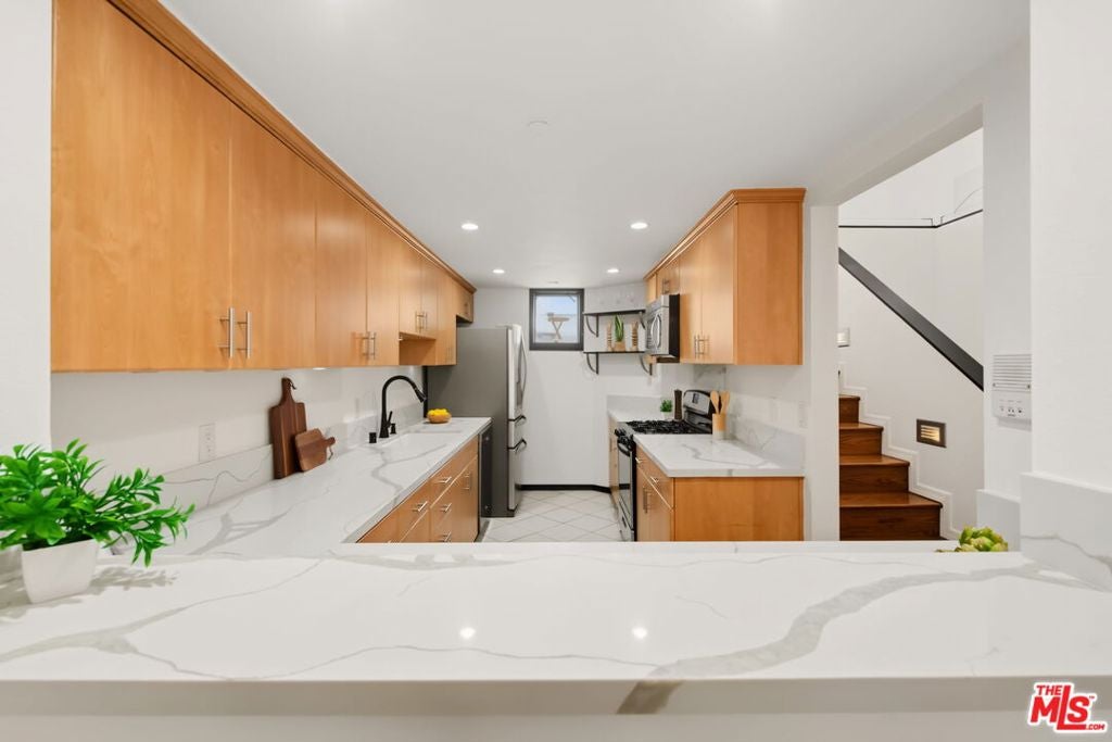 1222 N Kings Road 8