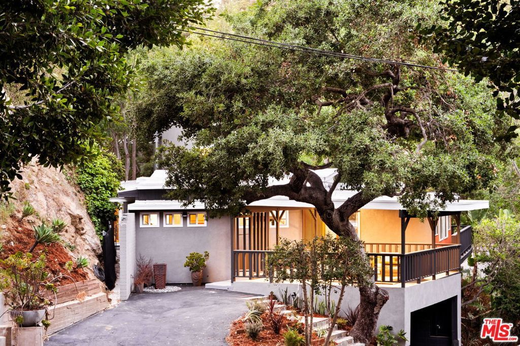 Photo of 2701 Jalmia Drive, Los Angeles, CA 90046 (MLS # 25599113)