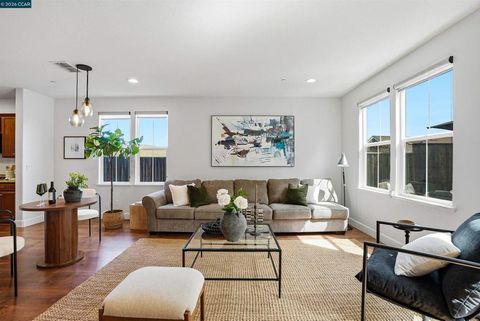 Photo of 527 Falling Star Dr, Martinez, CA 94553 (MLS # 41128954)