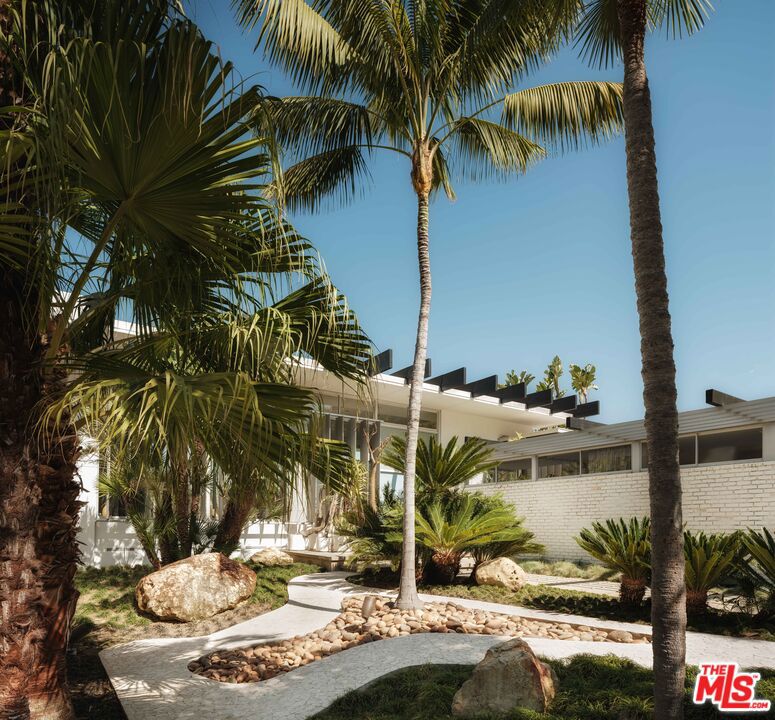 1911 La Mesa Drive