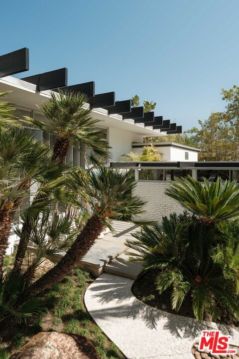 1911 La Mesa Drive