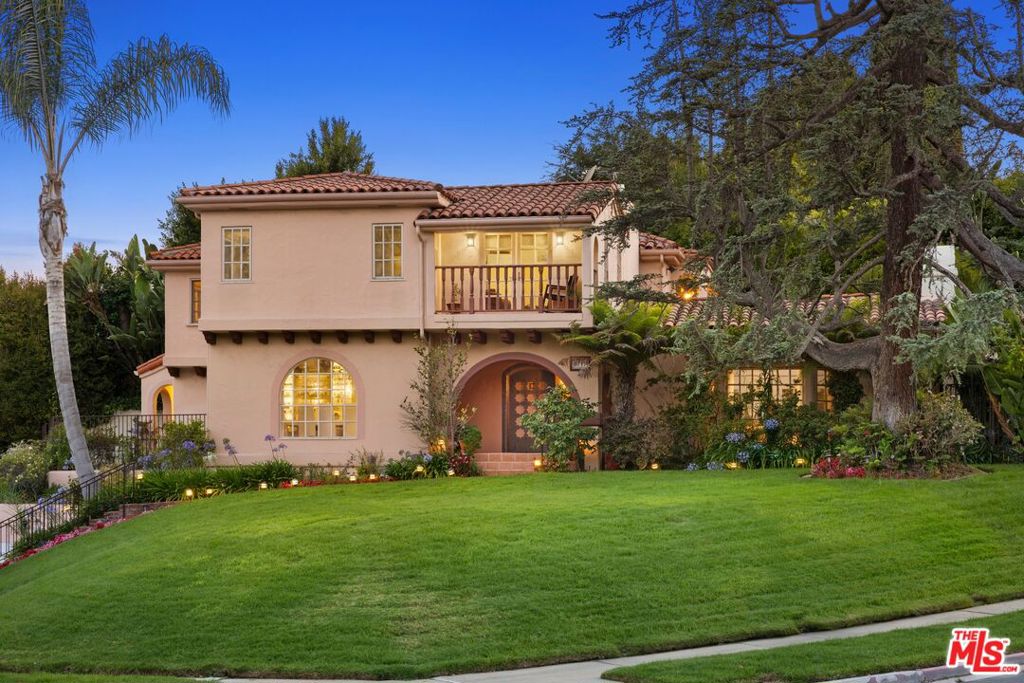 Photo of 1717 Comstock Avenue, Los Angeles, CA 90024 (MLS # 26846291)