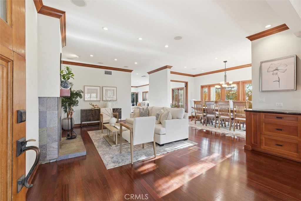 2212 N Ardmore Avenue