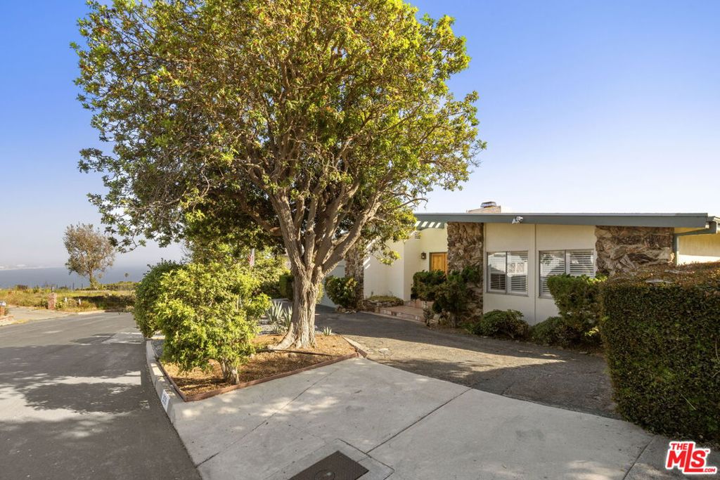 Photo of 259 Quadro Vecchio Drive, Pacific Palisades, CA 90272 (MLS # 26836759)