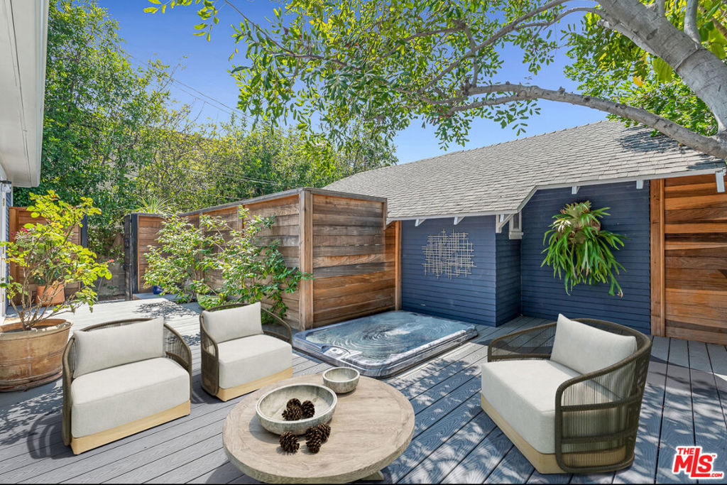 7024 De Longpre Avenue