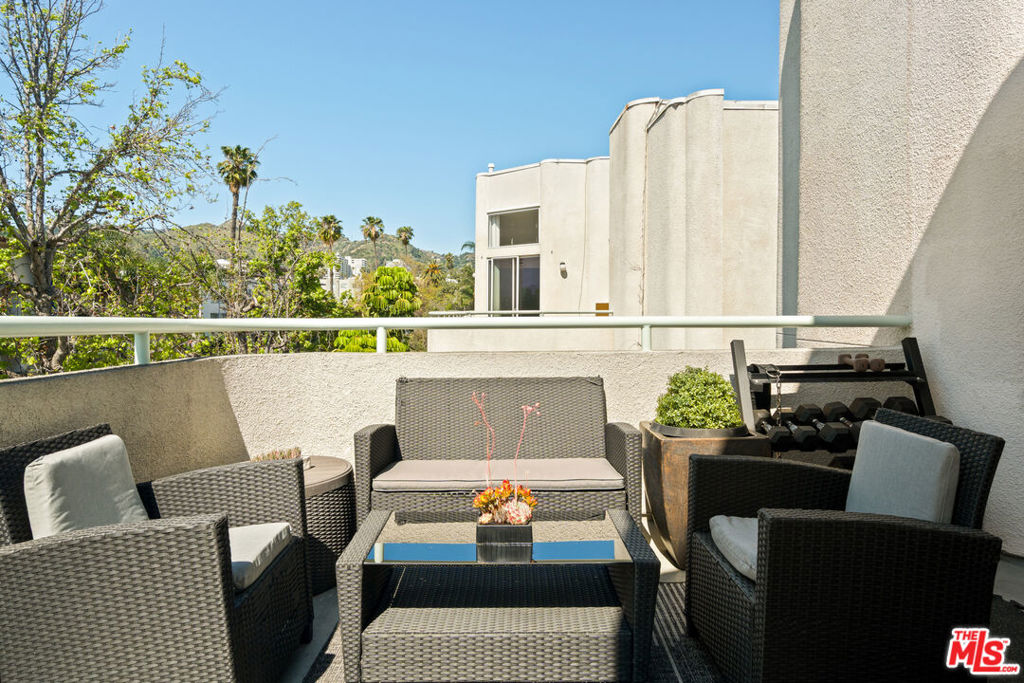 1310 N Detroit Street 401